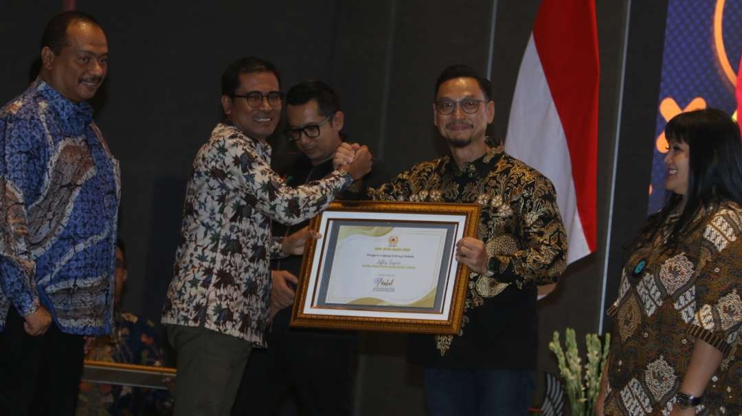 Ketua PABSI Jatim, Jeffry Tagore (dua dari kanan) menerima penghargaan Cabor Terbaik 2023 pada gelaran KONI Jatim Award 2023. (Foto: KONI Jatim)