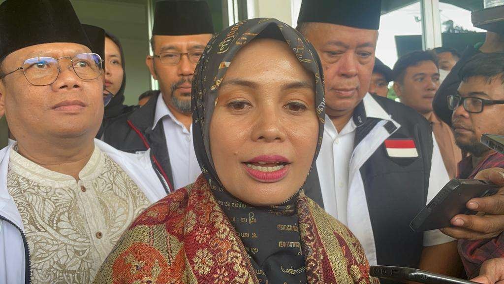 Istri Calon Presiden Ganjar Pranowo, Siti Atikoh Suprianti, saat ditemui awak media, sesaat setelah acara istighosah bersama, pada Jumat 19 Januari 2024 di JIExpo, Surabaya. (Foto: Julianus Palermo/Ngopibareng.id)