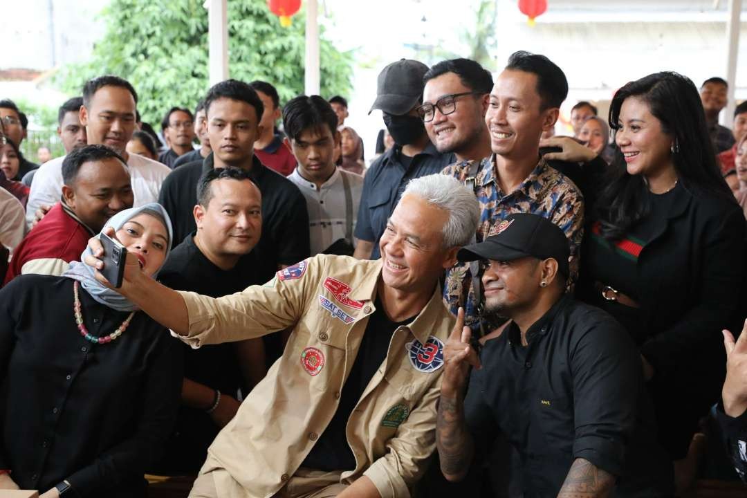 Capres 2024 Ganjar Pranowo berswafoto dengan mantan preman yang kini menjadi pendeta Rudi Elkel Kei. (Foto: Tim Media Ganjar)