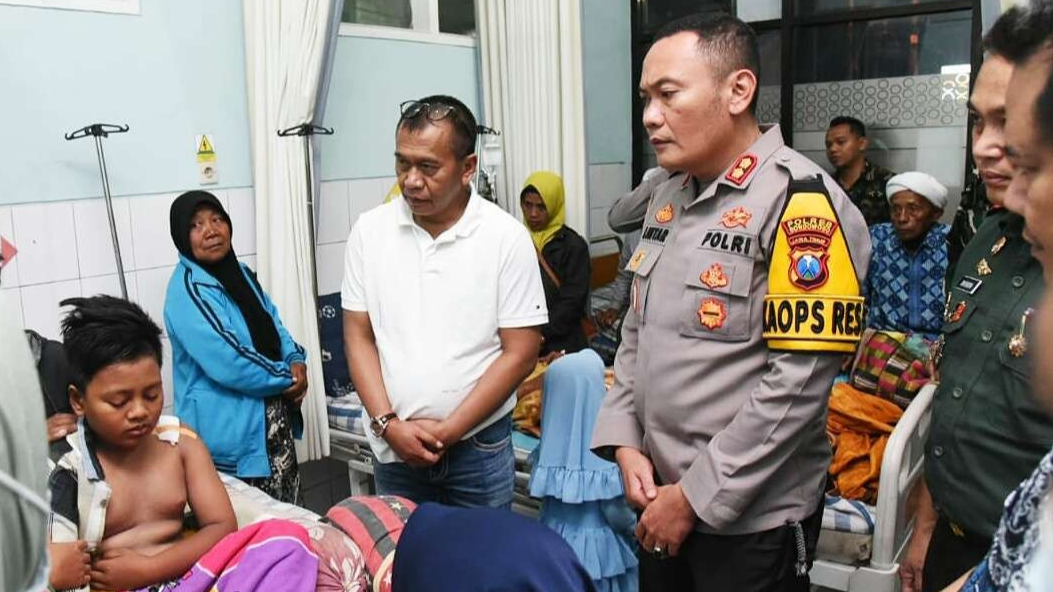 Pj Bupati Bondowoso Bambang Soekwanto (kemeja putih) didampingi Kapolres AKBP Lintar Mahardhono dan Dandim 0822 Letkol Arm Suhendra Chipta, menjenguk korban angin puting beliung di Puskesmas Prajekan. (Foto: Guido Saphan/Ngopibareng.id)