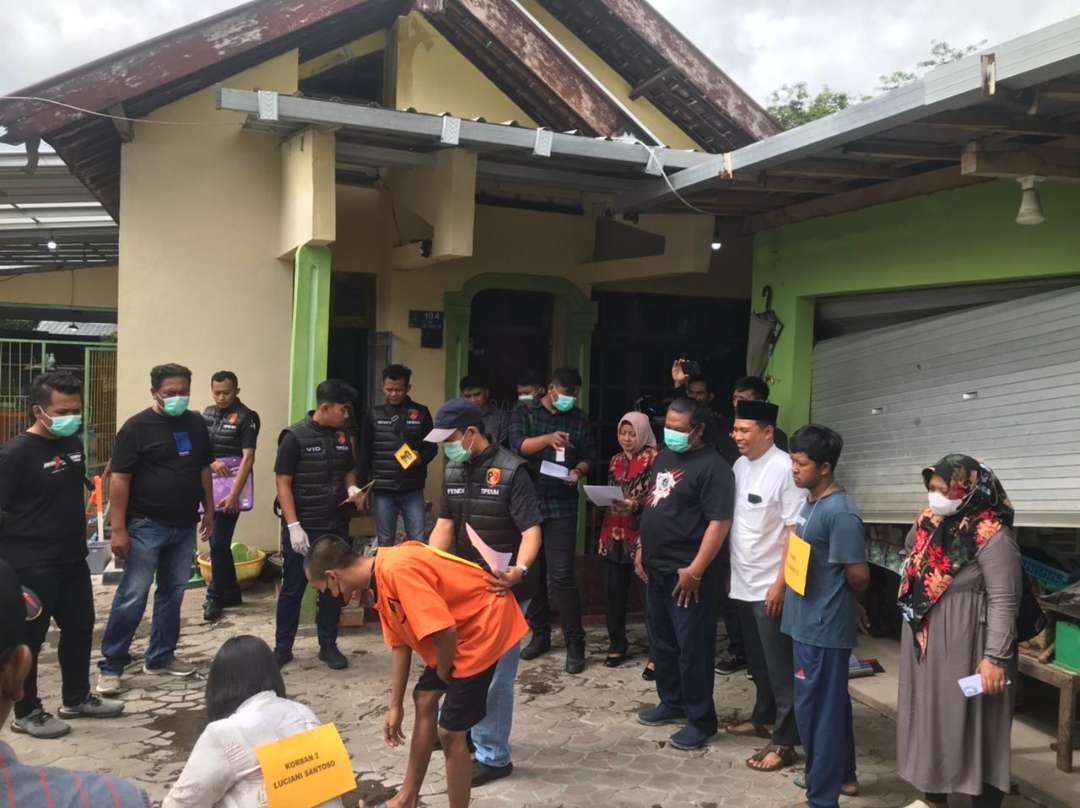 Kepolisian Resor (Polres) Blitar kota menggelar rekonstruksi (reka ulang) kasus pembunuhan dua wanita di selter di Jalan Sulawesi Kelurahan Karangtengah Kecamatan Sananwetan Kota Blitar Jumat 19 Januari 2024. (Foto: choirul anam/ngopibareng.id)