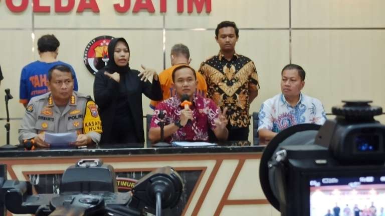 Wadirkrimum Polda Jatim, AKBP Pitter Yanottama (tengah) saat menjelaskan pengungkapan Calo CPNS di Mapolda Jatim, Surabaya, Jumat 19 Januari 2024. (Foto: Polda Jatim)