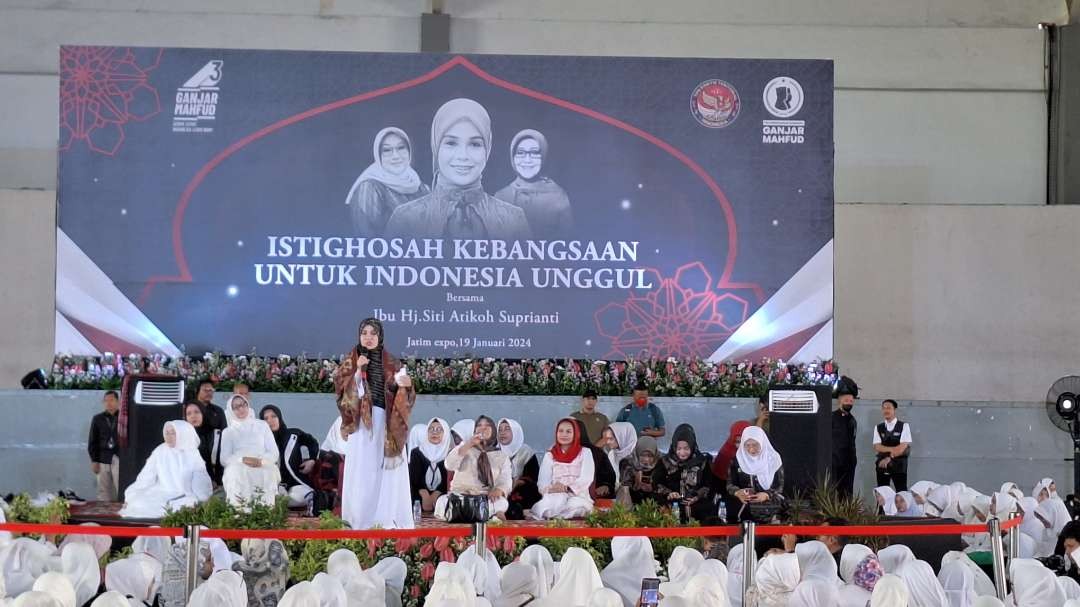 Siti Atikoh, istri capres nomor urut 3, Ganjar Pranowo, saat berbicara di hadapan ribuan jemaah istighosah yang hadir pada Jumat 19 Januari 2024. (Foto: Julianus Palermo/Ngopibareng.id)