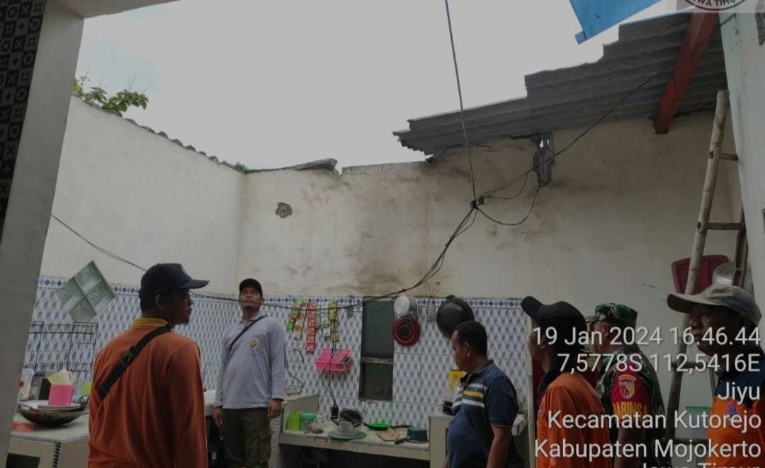 Atap rumah warga runtuh akibat angin puting beliung. (Foto: Dokumentasi BPBD Mojokerto)