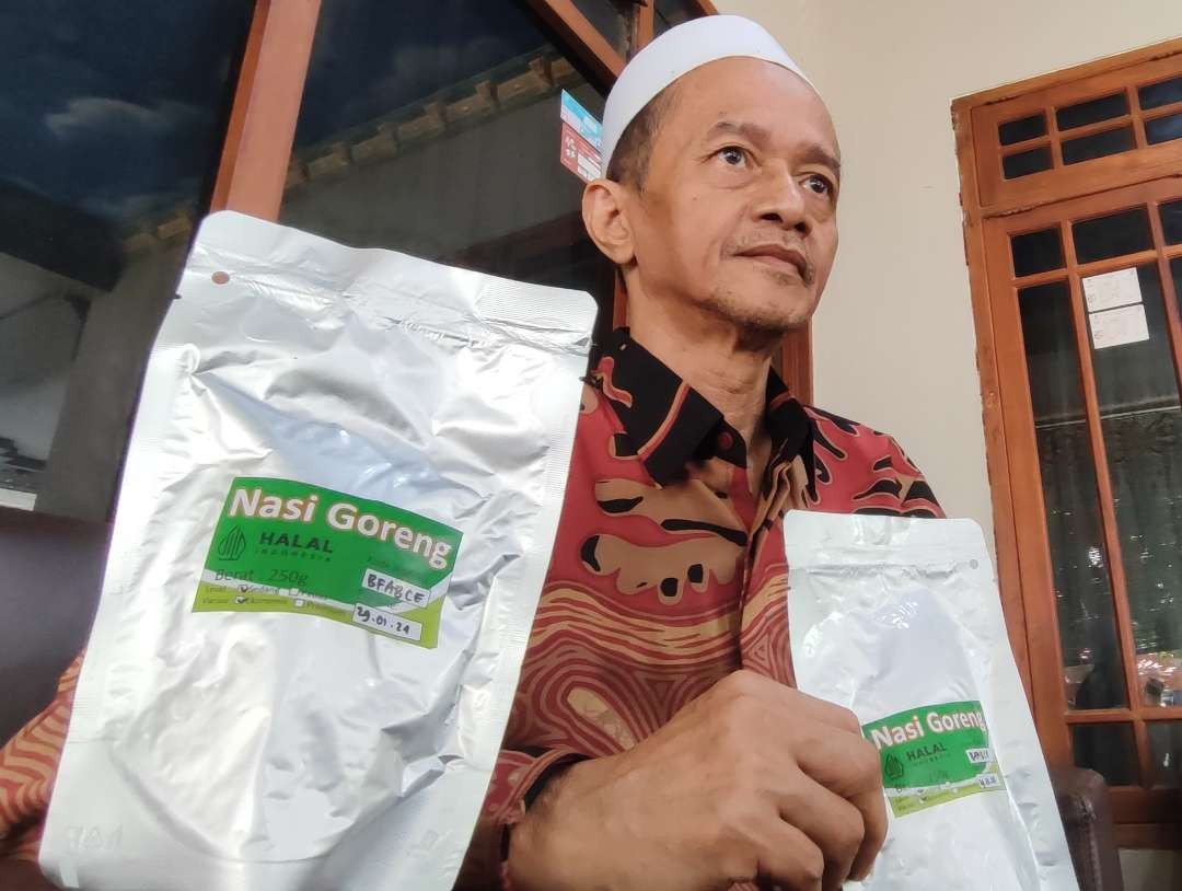 Pengasuh Pondok Pesantren Raudlatul Ulum K.H. Jauharal Nehru Perkenalkan Produk Nasgor Kemasan buatan Tim Santrinya (Foto: Fendhy Lesmana/ngopi bareng,id)