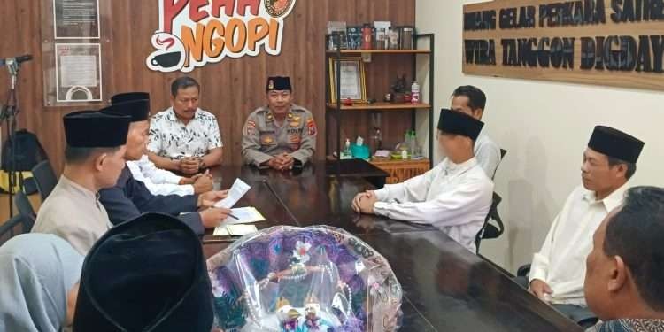 Seorang tahanan di Rutan Polres Trenggalek melangsungkan pernikahan di Ruang Perkara Satreskrim Mapolres Trenggalek dihadiri oleh keluarga mempelai dengan pengaman ketat dari petugas. Jumat, (19 Januari 2024.(Foto: dok. polres trenggalek)