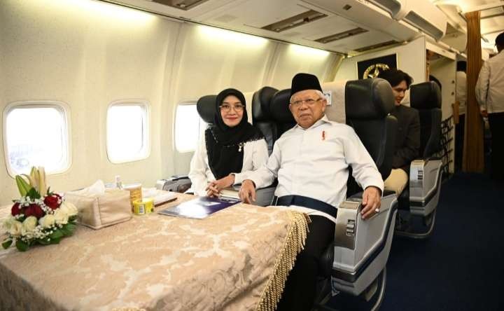 Wapres Ma'ruf Amin bersama Ibu Wahyuni dalam penerbangan ke Malang ( foto: Setwapres)