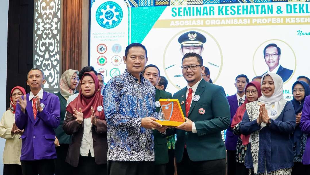 Bupati Lamongan Yuhronur Efendi mendapatkan cindera mata dari Ketua Apkesla, dokter Budi Himawan. (Foto: Istimewa)