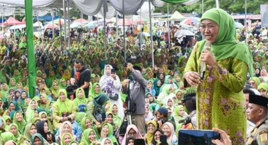 Ketua Umum PP Muslimat NU Khofifah Indar Parawansa di tengah-tengah anggota Muslimat di GBK. (Foto: Panitia Harlah Muslimat NU)