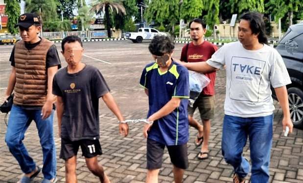 Dua jambret HP asal Lumajang saat digelandang polisi di Mapolres Situbondo, Sabtu 20 Januari 2024 pagi. (Foto: Satreskrim Polres Situbondo)