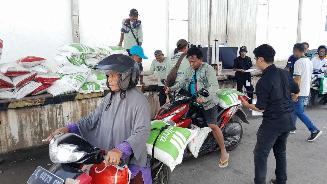 Petani menebus pupuk di Gudang Pupuk Penyangga (GPP) di Cepu Kabupaten Blora. (Foto: Ahmad Sampurno/ngopibareng.id)