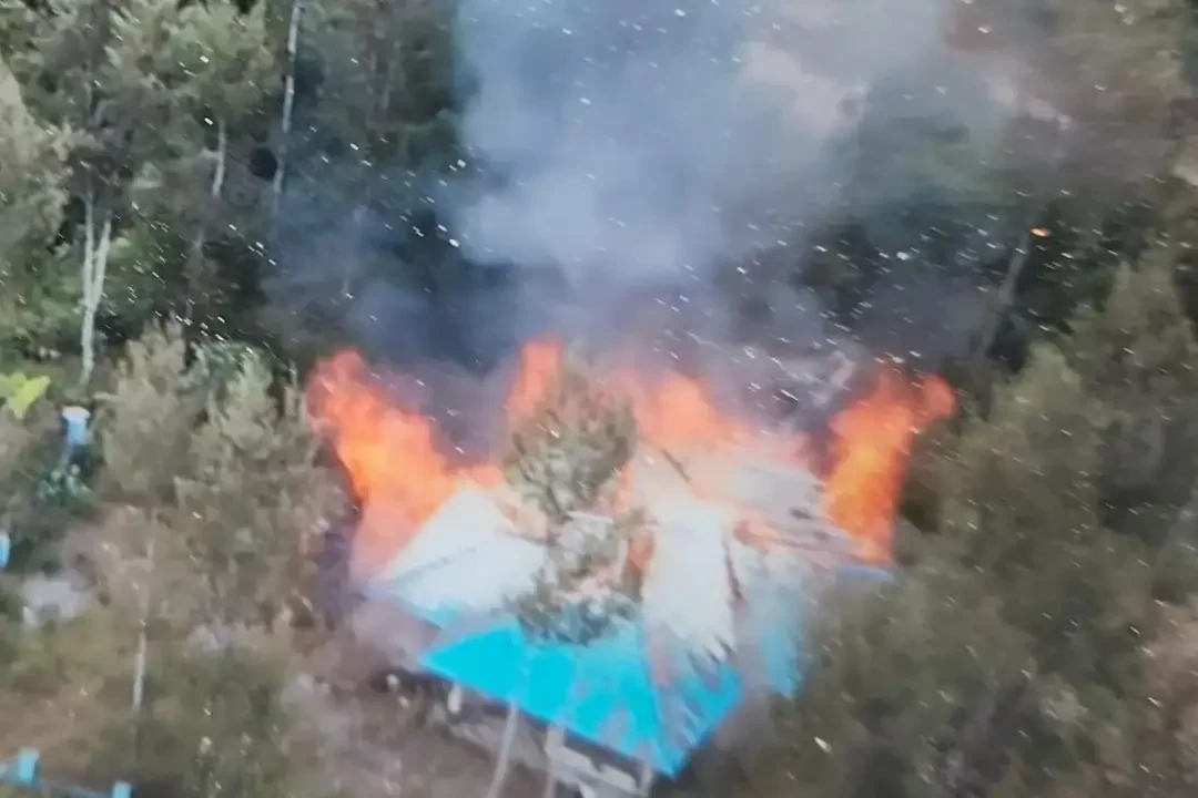 KKB membakar rumah dinas anggota DPRD Kabupaten Intan Jaya, yang berada di Kampung Mamba, Distrik Sugapa, Sabtu, 20 Januari 2024. (Foto: Dok Satgas Damai Carterz)