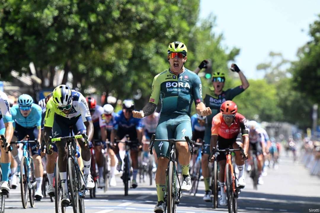 Sam Welsford (Bora Hansgrohe) memenangkan etape empat sekaligus pembuktikan bisa mengalahkan Elia Viviani (Ineos Grenadiers).