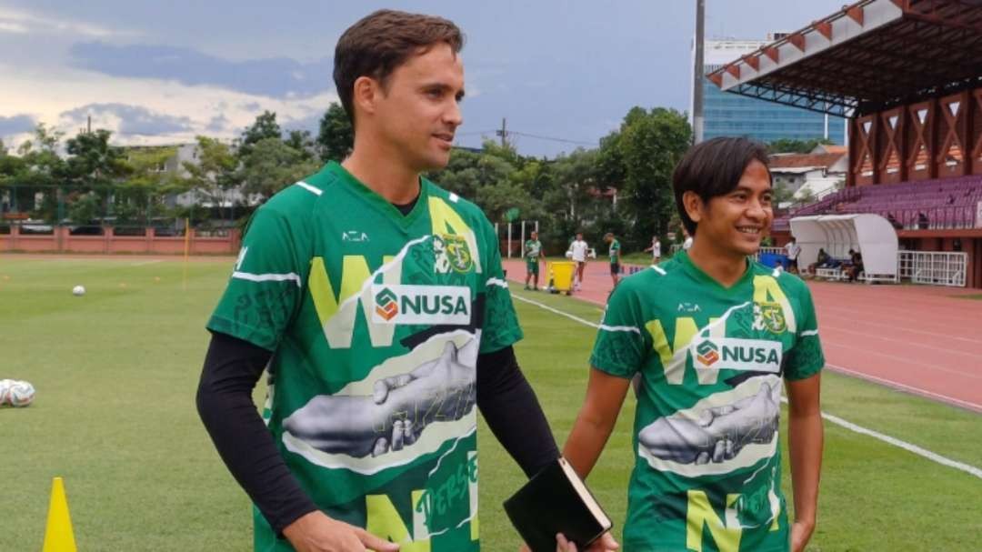 Pelatih Persebaya, Paul Munster mematangkan strategi tim. (Foto: Fariz Yarbo/Ngopibareng.id)