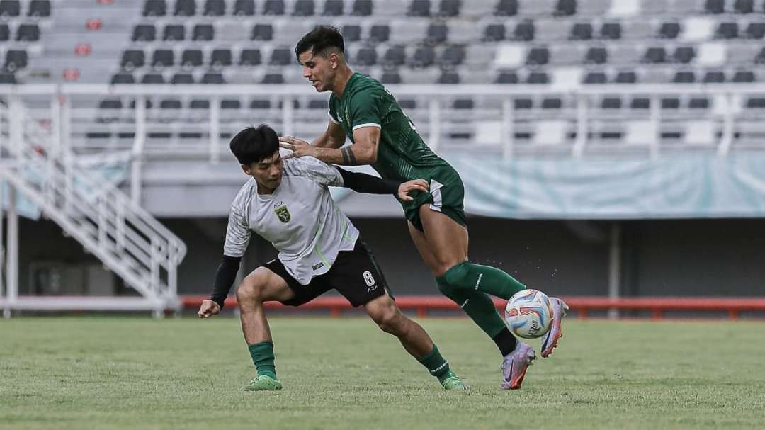 Pemain Persebaya saat menjalani internal game. (Foto: Persebaya)