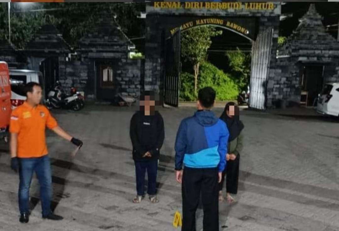 Polisi saat melakukan olah TKP pesilat PSHT Jember meninggal usai latihan. (Foto: Istimewa)