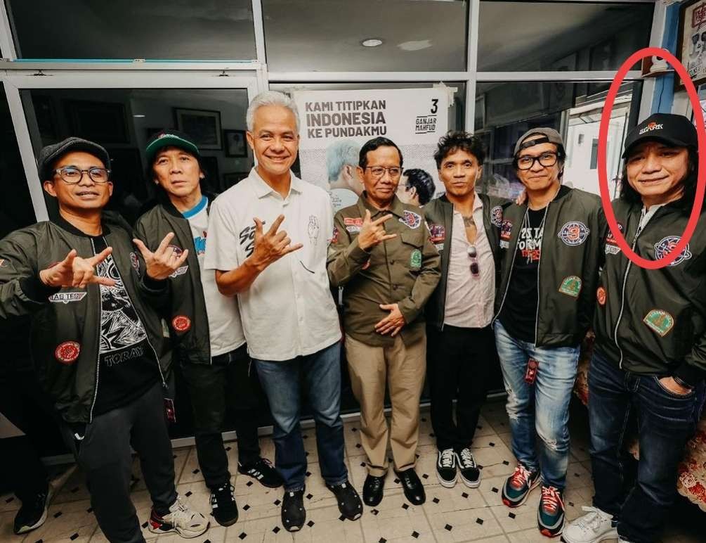 Abdee, gitaris SLANK (dilingkari) mengundurkan diri dari jabatan Komisaris Independen PT Telkom setelah grup bandnya deklarasi dukungan untuk Ganjar-Mahfud, Sabtu 20 Januari 2024. (Foto: Instagram @ganjar_pranowo)