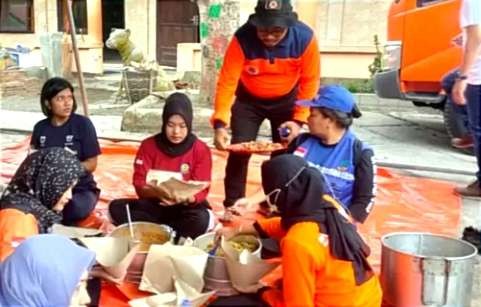 BPBD Bondowoso menyiapkan nasi bungkus, juga droping air bersih bagi seribuan warga korban angin puting beliung di Prajekan.(Foto: Guido/Ngopibareng.id)