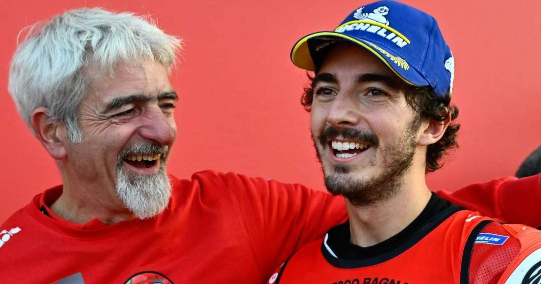 Petinggi Ducati, Gigi Dall'Igna bersama juara dunia MotoGP dua musim terakhir, Francesco Bagnaia. (Foto: X/@ducaticorse)