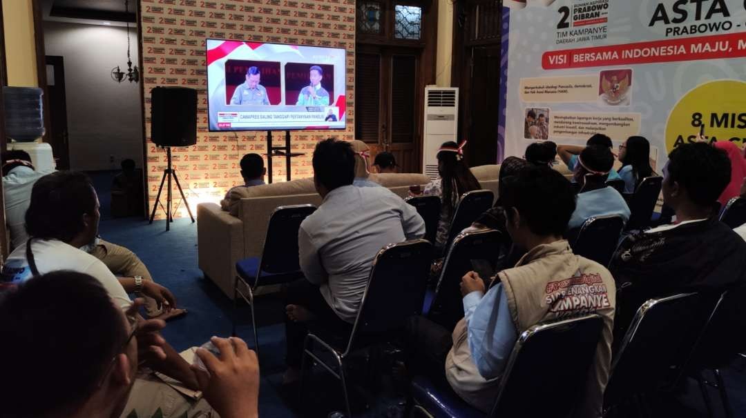 Suasana nobar debat di TKD Prabowo - Gibran Jatim, Surabaya, Minggu 21 Januari 2024. (Foto: Fariz Yarbo/Ngopibareng.id)