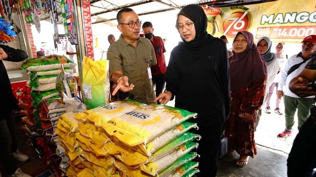 Bupati Banyuwangi Ipuk Fiestiandani didampingi Pimpinan Cabang Bulog Banyuwangi Harisun mengecek beras di Toko Top Si Wangi (foto: Humas Pemkab Banyuwangi)