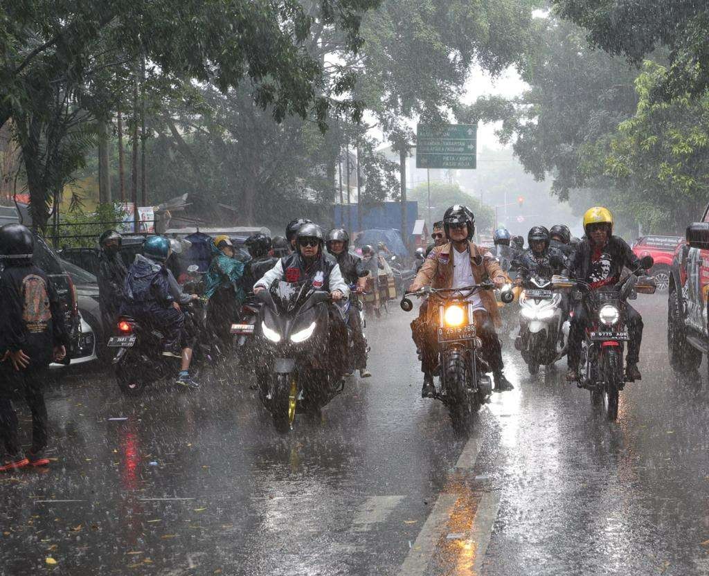 Ganjar Pranowo hujan-hujanan dikawal Kaka Slank dan ribuan bikers saat kampanye terbuka di Bandung. (Foto: Tim Media Ganjar)