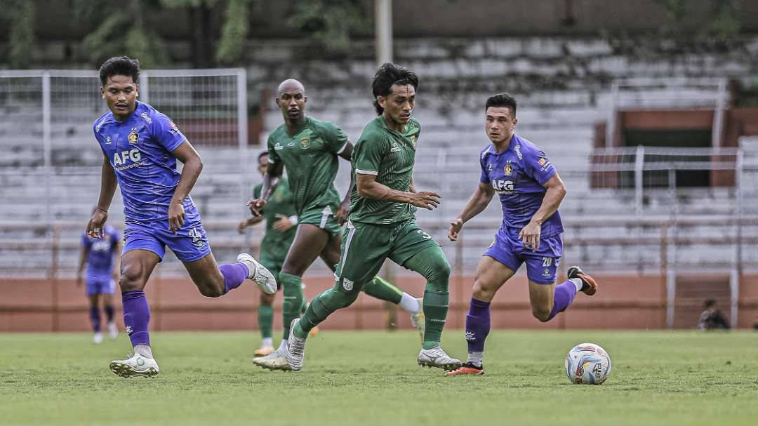 Pemain Persebaya saat menjalani laga uji coba melawan Persik Kediri. (Foto: Persebaya)