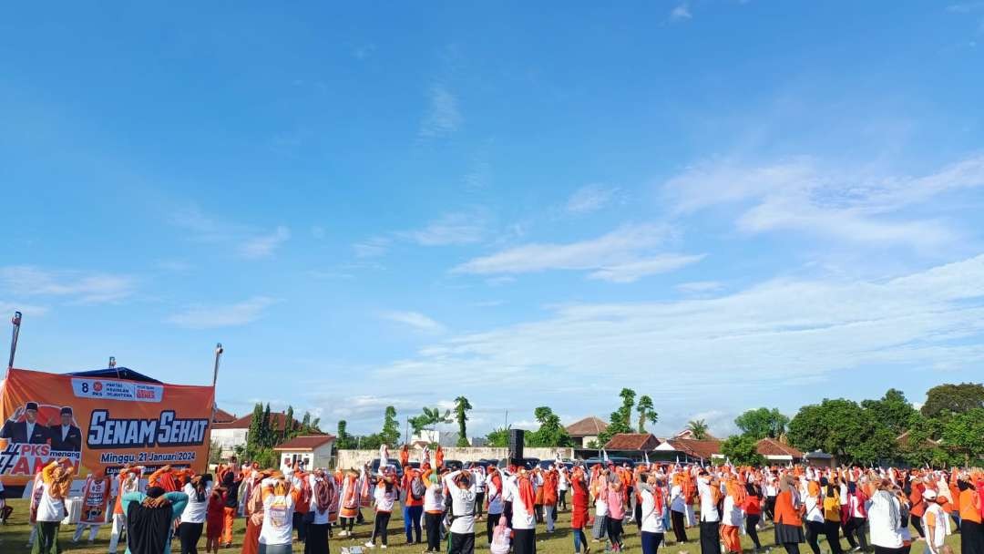 Kader dan simpatisan PKS serta relawan AMIN mengikuti senam sehat Minggu pagi di Banyuwangi (Foto: istimewa)