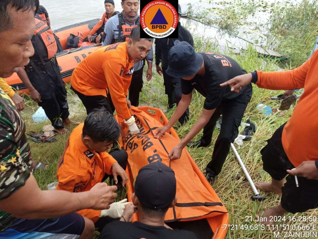 Pemancing yang tenggelam di Waduk Pacal, Bojonegoro, pada Minggu 21 Januari 2024. (Foto: dok. bpbd)