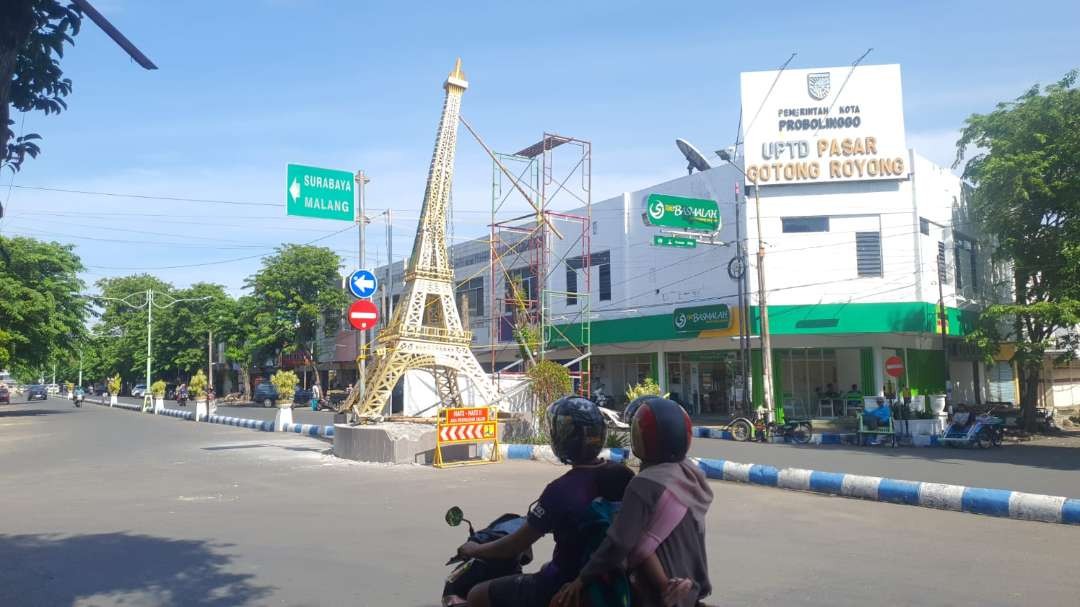 Miniatur Menara Eiffel di Jalan Panglima Sudirman, Kota Probolinggo miring setelah ditabrak truk. (Foto: Ikhsan Mahmudi/Ngopibareng.id)