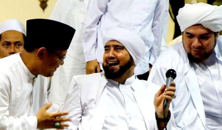 Pj. Bupati Kudus Dr. M. Hasan Chabibie, Habib Syech bin Abdul Qodir Assegaf dan Habib Jindan. (Foto adi/ngopibareng.id)