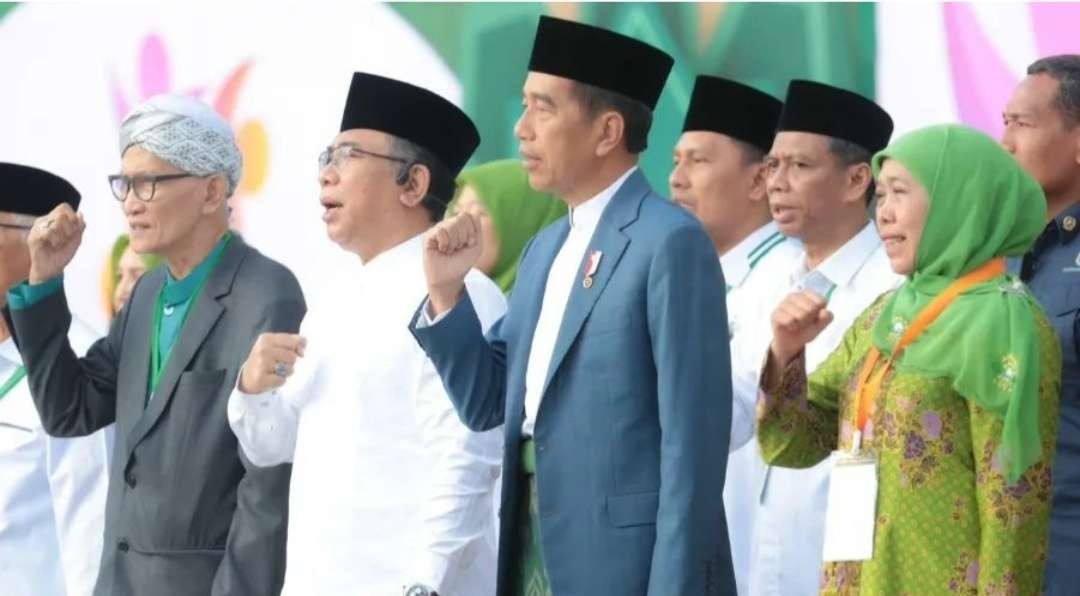 Rais Aam PBNU KH Miftachul Akhyar, Ketua Umum PBNU KH Yahya Cholil Staquf, Ketua Umum PP Muslimat NU Hj Khofifah Indar Parawansa, bersama Presiden Joko Widodo, saat harlah ke-78 MNU di Jakarta. (Foto:adi/ngopibareng.id)