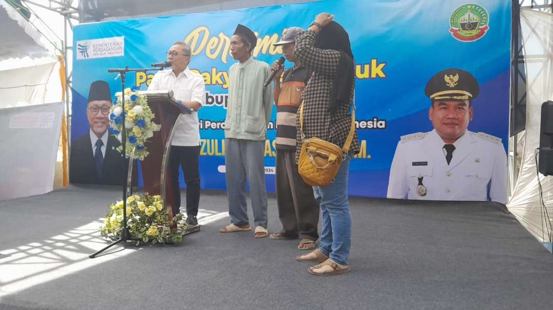 Moment Zulkifli Hasan sampaikan kuis kepada pedagang saat peresmian Pasar Rakyat Induk Cepu (Ahmad Sampurno/ ngopibareng.id)