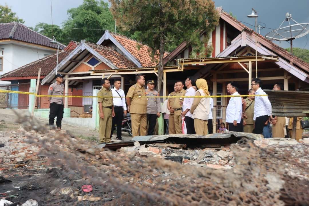 Bupati Blora Arief Rohman mengunjungi pasar di Desa Medang Kecamatan Blora yang mengalami kebakaran. (Foto: Ahmad Sampurno/Ngopibareng.id)