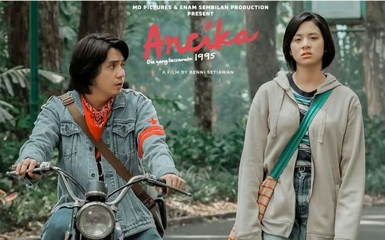 Film Ancika: Dia yang Bersamaku 1995 dibintangi Arbani Yasiz dan Zee JKT48. (Foto: Instagram @ancikamovie.official)