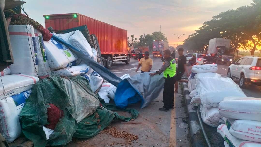 Kondisi truk setelah mengalami kecelakaan beruntun (Foto: Istimewa)