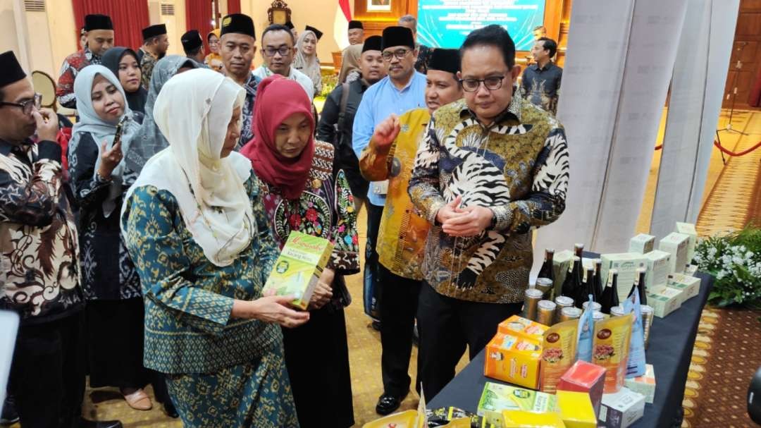 Ketua OPOP Jatim, Adhy Karyono, memperkenalkan produk-produk pondok pesantren kepada Direktur Serunai Commerce Group Amnah Shaari di Gedung Negara Grahadi, Surabaya, Senin 22 Januari 2024. (Foto: Fariz Yarbo/Ngopibareng.id)