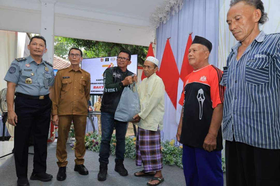 Hari Bhakti Imigrasi ke-74, Kanwil Kemenkumham Jatim menggelar bakti sosial dengan memberikan bantuan kepada masyarakat di Panti, Jember. (Foto: Dok Kemenkumham Jatim)