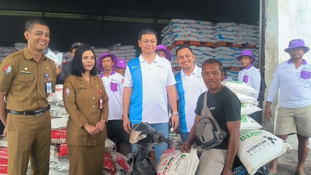 Seorang petani saat menebus pupuk murah i gudang penyangga pupuk Petrokimia. (Foto: Istimewa)