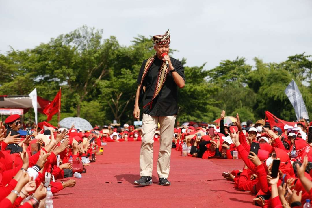 Capres 2024 Ganjar Pranowo mendapat bisikan dari KH RM Soleh Bajuri bahwa dia mendapat dukungan dari 21 Mursyid Thoriqoh Se-Lampung. (Foto: Tim Media Ganjar)