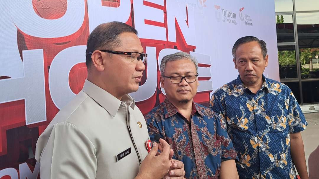 Rektor Tel-U, Prof. Dr. Adiwijaya (tengah), bersama Direktur Telkom University Surabaya Prof. Dr. Tri Arief Sardjono dan kepala DinasKerja sama ini diapreasi oleh Kepala Dinas Pendidikan Provinsi Jawa Timur, Dr. Aries Agung Paewai dalam acara bergabungnya Telkom Universitas Surabaya dan Tel-U. (Foto: Pita Sari/Ngopibareng.id)