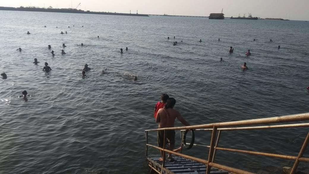 Lokasi berendam (Jawa: kumkum) di Pelabuhan Perikanan Pantai (PPP) Mayangan, Kota Probolinggo, yang diguyur hujan sebagian. (Foto: Ikhsan Mahmudi/Ngopibareng.id)