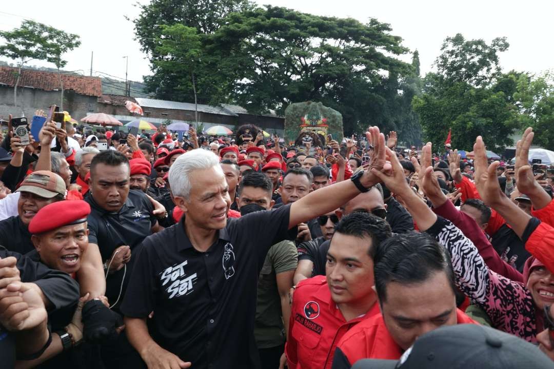 Ribuan massa di acara Gelaran Hajatan Rakyat Ganjar-Mahfud yang berlangsung di Lapangan Desa Sambungsari, Weleri, Kendal berlangsung ramai dan meriah, Selasa 23 Januari 2024. (Foto: istimewa)