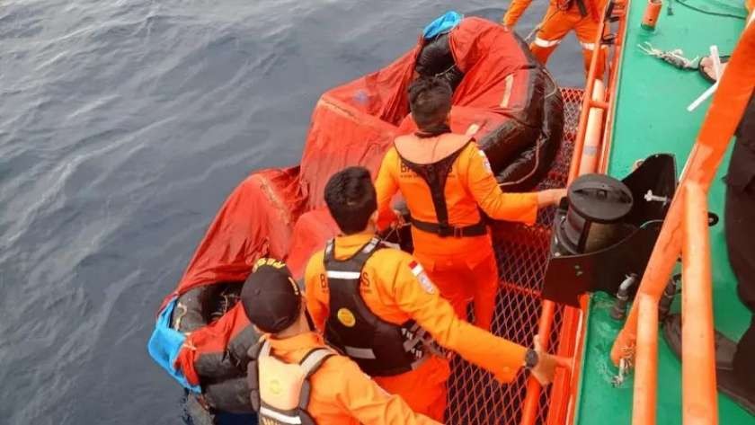 Tim Basarnas melakukan pencarian di perairan laut di Sulawesi Utara. (dok.istimewa)