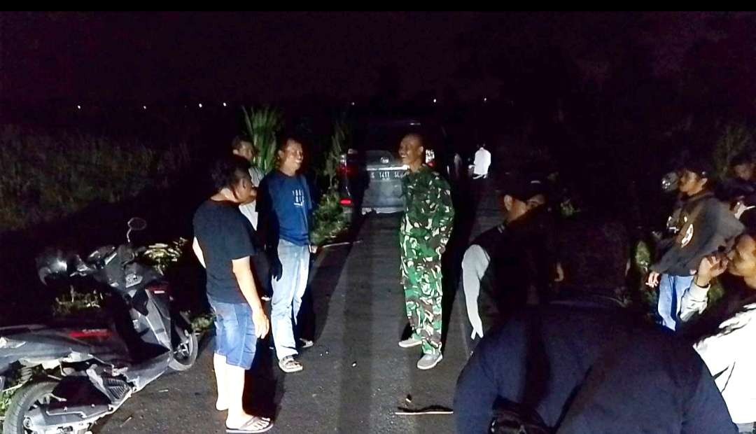 Anggota Polsek Mojoagung dan Polsek Trowulan melakukan pengecekan di lokasi perampokan.(Foto Deni Lukmantara/Ngopibareng)