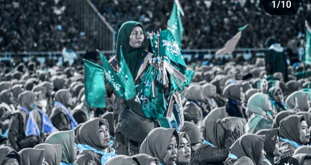 Para ibu Muslimat NU saat Harlah ke-78 di Gelora Bung Karno Jakarta. Bisa berjualan dan beribadah dalam negeri yang damai. (Foto:Faridatul Hanum for adi/ngopibareng.id)