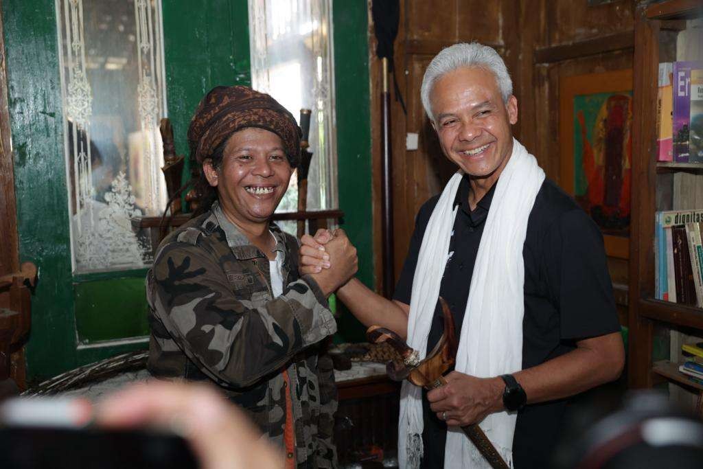 Ganjar Pranowo melanjutkan safari politiknya ke Pondok Pesantren dan Rumah Kebudayaan Ndalem Wongsorogo Sidorejo, Brangsong, Kendal. (Foto: Istimewa)