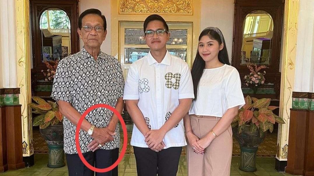 Pose jari Sultan Hamengku Buwono X bikin netizen salah fokus alias salfok. (Foto: Instagram @kaesangp)