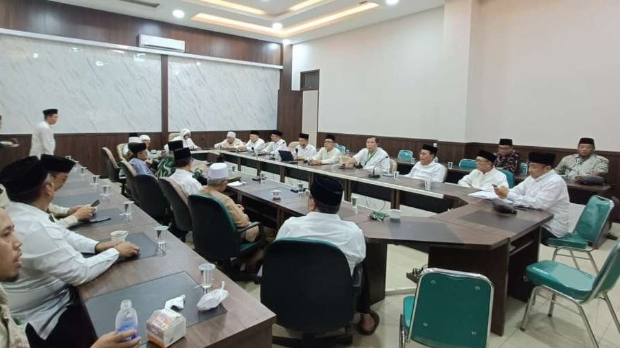 KH Abdul Hakim Mahfud, Pj. Ketua Pengurus Wilayah Nahdlatul Ulama (PWNU) Jawa Timur, pimpin rapat pertama. (Foto: misbah munir for ngopibareng.id)