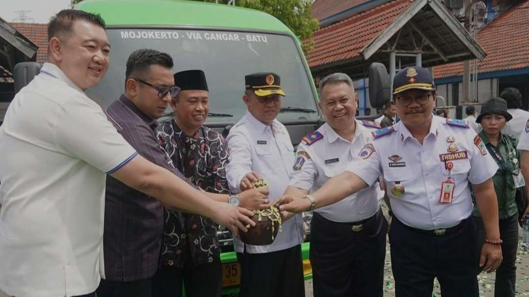 Peresmian angkutan umum Mojokerto-Batu, Jawa Timur. (Foto: Deni Lukmantara/Ngopibareng.id)